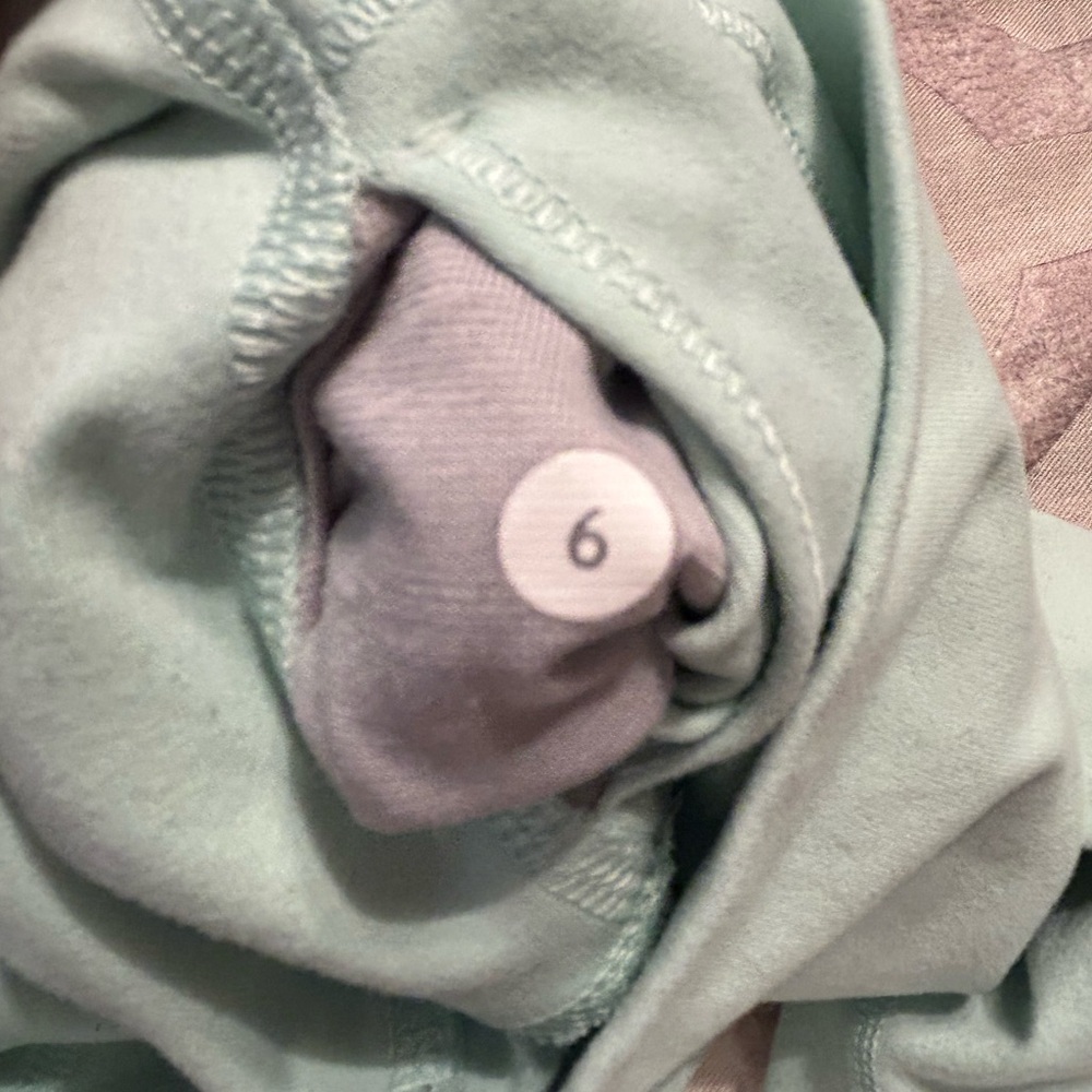 Lululemon sz 6, light mint green leggings - retail $98 - Picture 2 of 9